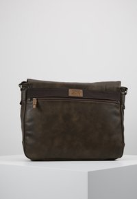 Braune Ledermessenger-Tasche mit einer Reißverschlusstasche vorne, grauem Stoffakzent und Logo-Patch. Verfügt über ein strukturiertes Design und eine glatte Textur.
