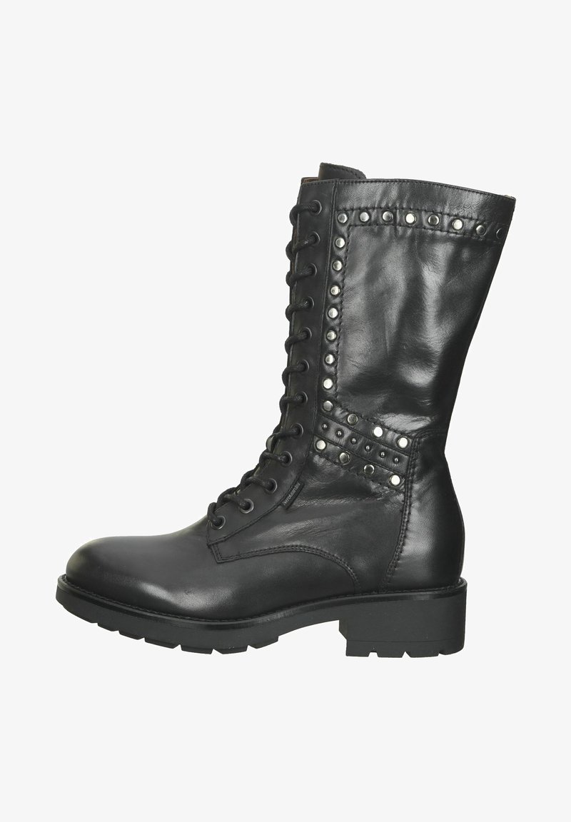 Bottine en cuir noir avec une finition lisse, devant à lacets et accents cloutés sur les côtés. Semelle en caoutchouc épaisse pour plus de durabilité.