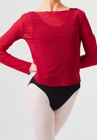 Rode doorzichtige top met lange mouwen en een ronde hals, gecombineerd met een zwarte bodysuit. De stof lijkt lichtgewicht en iets doorschijnend.