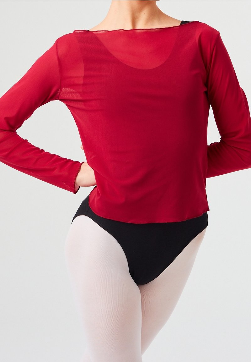 Rode doorzichtige top met lange mouwen en een ronde hals, gecombineerd met een zwarte bodysuit. De stof lijkt lichtgewicht en iets doorschijnend.