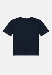 Marineblå t-shirt med kort ärm och rund halsringning, tillverkad av mjuk bomull. Har en diskret röd detalj på baksidan.