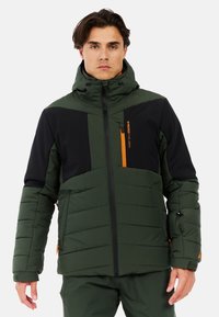 Giacca a vento verde e nera con tasca arancione con zip, imbottitura orizzontale, colletto alto e cappuccio regolabile per isolamento.
