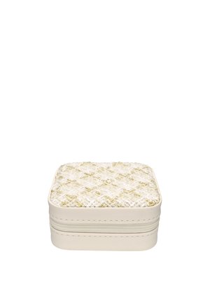 Petit étui à bijoux carré matelassé avec dessus en tissu texturé blanc et or et fermeture éclair blanche autour des côtés.