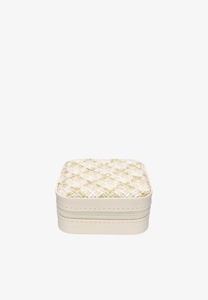 Małe kwadratowe pikowane etui na biżuterię z białym i złotym teksturowanym materiałowym wierzchem oraz białym zamkiem błyskawicznym dookoła boków.