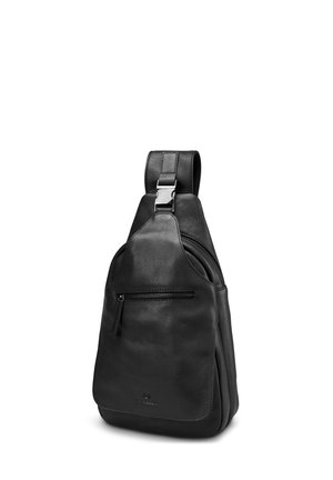 Schwarze Lederschultertasche mit Frontreißverschlusstasche, verstellbarem Riemen und silberner Schnalle, steht aufrecht vor weißem Hintergrund.