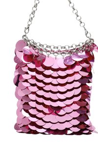 Rosa Pailletten-Handtasche mit einem silbernen Kettenriemen, die überlappende runde Pailletten, eine glatte Textur und einen glänzenden Finish aufweist.