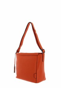 Sac à bandoulière en cuir orange avec une texture lisse, une forme rectangulaire plate et une sangle ajustable avec des accents noirs.