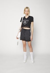 adidas Originals LACE TRIM 3-STRIPES - Calções - black