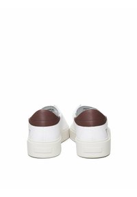 Sneakers bianchi in pelle con punta tonda, dettagli in pelle marrone sul tallone e suola in gomma texturizzata.