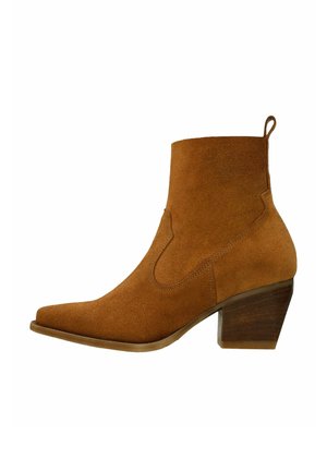 Stivale alla caviglia in suede marrone con punta affusolata e design a cucitura curva. Presenta un tacco in legno di altezza media e una linguetta sul retro per una facile indossabilità.