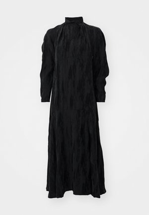 Vestido negro de manga larga con cuello alto, que presenta una silueta fluida, tejido texturizado y costuras discretas para un aspecto sin costuras.
