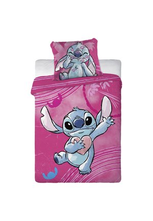 Een eenpersoonsbed met roze beddengoed met tekenfilmfiguur Stitch die een hart vasthoudt op het dekbed en glimlacht op het kussensloop.