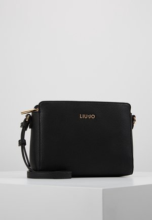 Sort tekstureret læder crossbody-taske med guldfarvet lynlås og justerbar rem, med lille gyldent "LIU JO"-logo på fronten.