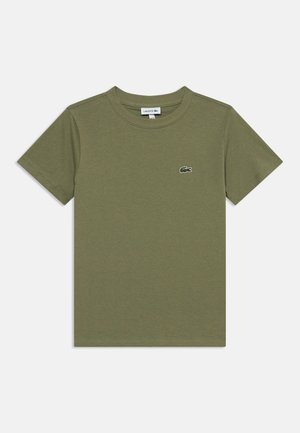 Jednofarebné olivovo zelené tričko s krátkym rukávom, okrúhlym výstrihom a malým logom krokodíla Lacoste na ľavej strane hrude.