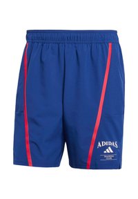 Blauwe sport shorts van lichtgewicht stof, met rode zijstrepen, mesh accenten en het Adidas-logo met de tekst "Training Club".