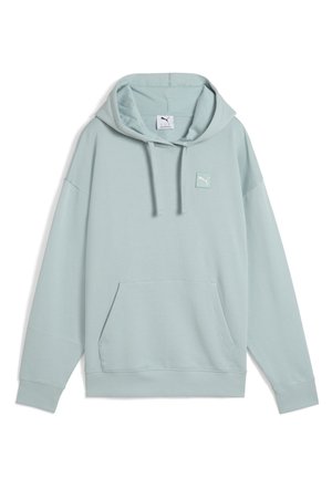 Hoodie bleu clair en tissu doux, avec une poche avant, une capuche à cordon et un petit logo brodé sur la poitrine.