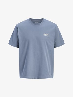 Hellblaues T-Shirt mit kurzen Ärmeln und Rundhalsausschnitt, mit kleinem weißem "Jack & Jones"-Logo auf der linken Brust.