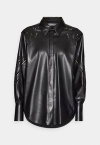 Chemise noire en cuir synthétique à manches longues avec col pointu et motifs subtils découpés aux épaules et aux manches, fermeture boutonnée dissimulée à l'avant.