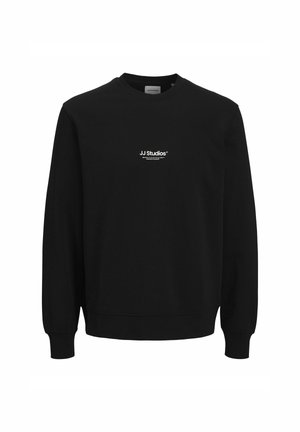 Sort sweatshirt lavet af et blødt materiale, med rund halsudskæring og lange ærmer. Indeholder et lille hvidt logo på brystet.
