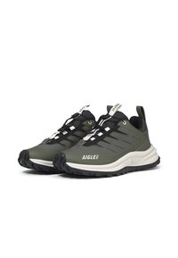 Chaussures de sport vertes et noires avec une tige texturée, un système de laçage sécurisé, une semelle légère et des détails en caoutchouc pour une meilleure adhérence. Logo de la marque visible.