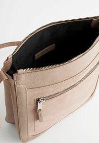 Next POCKET MESSENGER - REGULAR FIT - Rankinė per petį - taupe