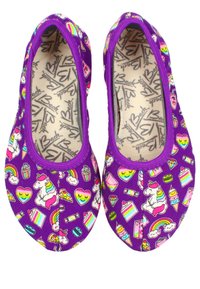 Lila Stoff-Ballettschuhe mit einem verspielten Muster aus Einhörnern, Cupcakes, Regenbögen und Herzen; runde Zehenform und elastische Ränder.
