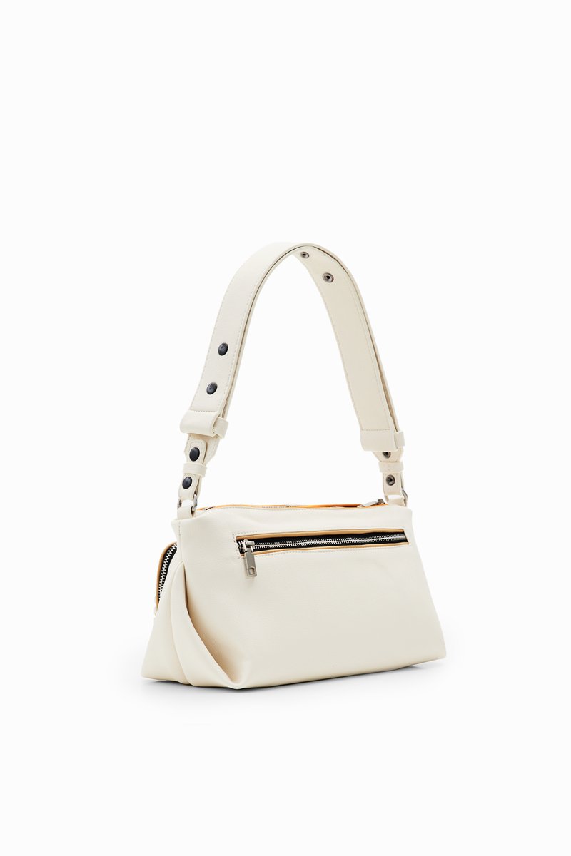 Borsa a mano in pelle bianca con tasca frontale con zip. Presenta una tracolla imbottita con dettagli neri e una forma triangolare strutturata.