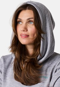 Felpa grigia con cappuccio realizzata in un tessuto morbido e testurizzato. Presenta un ampio cappuccio e un branding sottile in turchese. Adatta per un look casual.
