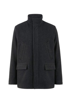 Cappotto nero in lana con collo alto, dotato di due tasche laterali e due tasche frontali con pattina, dalla texture liscia e dal taglio dritto.