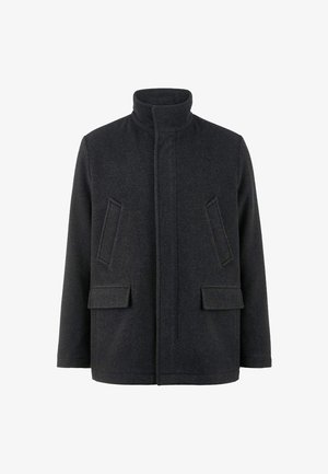 Schwarzer Wollmantel mit hohem Kragen, ausgestattet mit zwei Seitentaschen und zwei vorderen Klappentaschen, glatter Textur und geradem Schnitt.