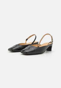 Črne slingback pete z zaobljenim nosom, z sijočim patentnim usnjem na konici, teksturirano kožo na telesu in nizko blok peto.