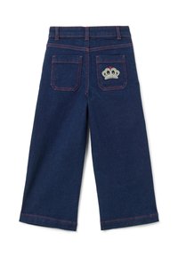 Culottes de mezclilla en azul oscuro con costuras rojas, con bordado de una corona en el bolsillo trasero. Textura suave y diseño de pierna ancha.