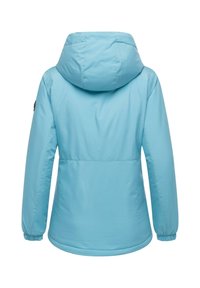 Giacca isolante blu chiaro con cappuccio, polsini elastici e superficie liscia. Presenta una toppa con il logo sulla manica sinistra.