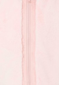 Giacca in pile rosa con zip centrale, texture morbida e finitura liscia con una sottile lucentezza. I dettagli della zip sono dello stesso colore.
