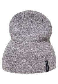 Grijze gebreide beanie muts met een zachte textuur, omgeslagen rand en een klein zwart label met de merknaam aan één kant.