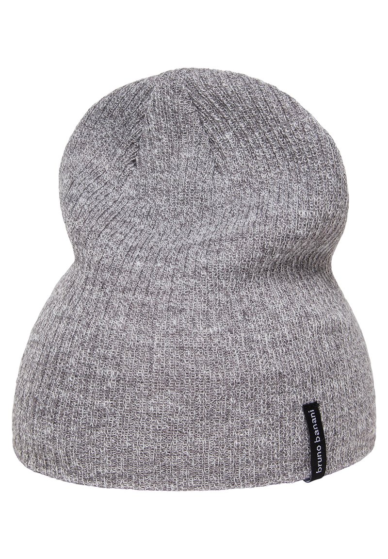 Grijze gebreide beanie muts met een zachte textuur, omgeslagen rand en een klein zwart label met de merknaam aan één kant.