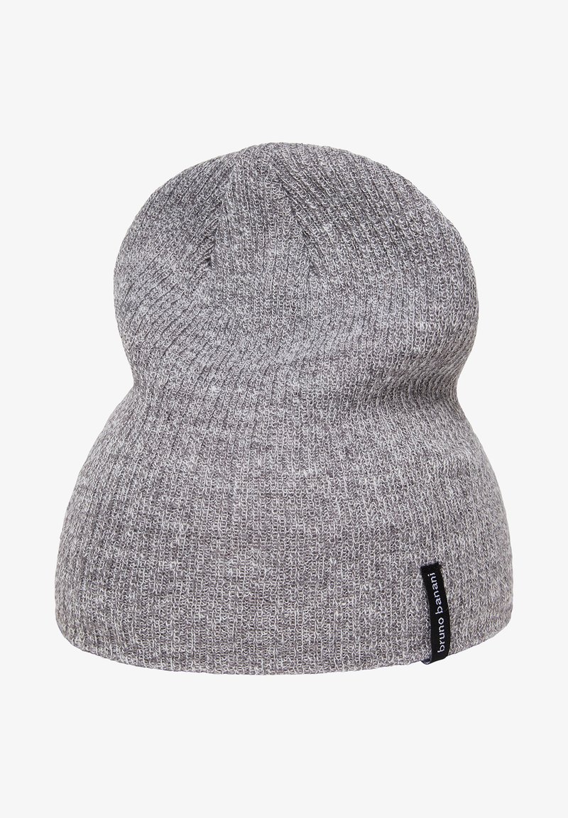 Grijze gebreide beanie muts met een zachte textuur, omgeslagen rand en een klein zwart label met de merknaam aan één kant.