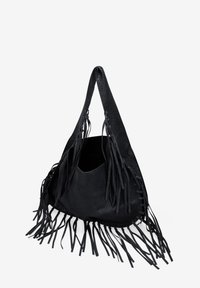 Bolso de cuero negro con forma curva, que presenta largas borlas y una abertura amplia. La superficie tiene un acabado texturizado y detalles de costura.