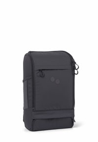 Grau gefärbter Rucksack aus strapazierfähigem Material, mit einer Reißverschlusstasche vorne, zwei runden Akzenten und einem strukturierten rechteckigen Design.