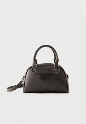 Geantă de mână din piele maro închis, cu partea superioară rotunjită, mânere duble, curea detașabilă și cusături deschise, pe un fundal simplu și deschis la culoare.