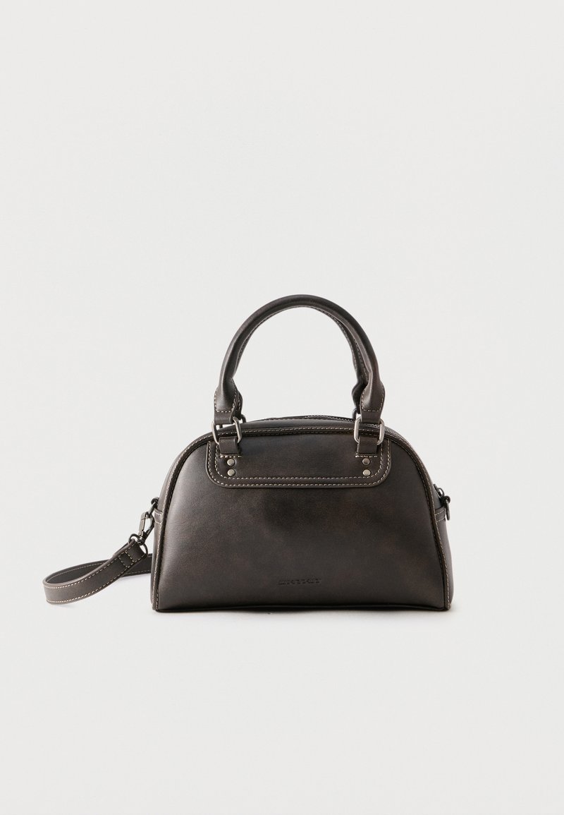 Σκούρα καφέ δερμάτινη τσάντα με στρογγυλεμένη κορυφή, διπλές λαβές, αποσπώμενο λουρί και ανοιχτόχρωμη ραφή σε απλό ανοιχτό φόντο.