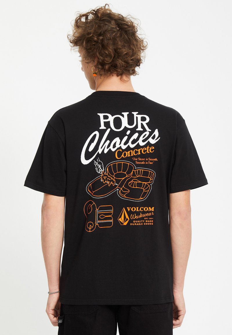 T-shirt noir avec un imprimé graphique blanc et orange au dos, présentant du texte et des illustrations d'éléments de skateboard.