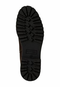 Suela de goma negra con surcos profundos para agarre, con un logo y la marca de tamaño. La parte superior está hecha de ante marrón.