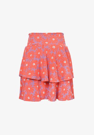 Rode bloemenrok met gelaagd ruches ontwerp. Heeft een paarse achtergrond met witte bloemaccenten, elastische tailleband en gestructureerde stof.