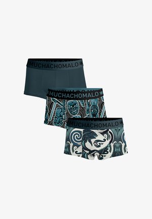 Tres pares de bóxers para hombre con cinturillas negras que dicen "MUCHACHOMALO", con diseños sólidos, de máscara tribal y espirales en tonos azules y grises.