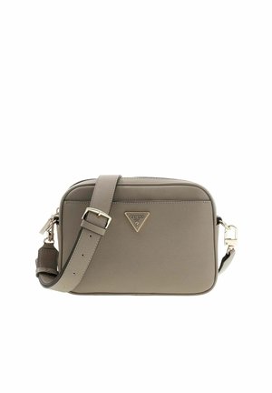 Sac bandoulière en cuir gris avec une texture lisse, forme rectangulaire, bretelle réglable et détail du logo doré sur le devant.