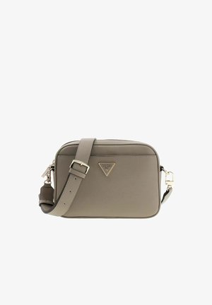 Sac bandoulière en cuir gris avec une texture lisse, forme rectangulaire, bretelle réglable et détail du logo doré sur le devant.