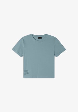 T-shirt a maniche corte e collo rotondo in cotone azzurro chiaro, con dettaglio testuale stampato sul lato sinistro in basso. Texture liscia e vestibilità regolare.