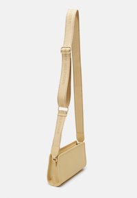 Beige crossover-veske med rektangulær form, glatt tekstur og justerbar stropp som har preget logo. Sikkert lukket med metallspenne.
