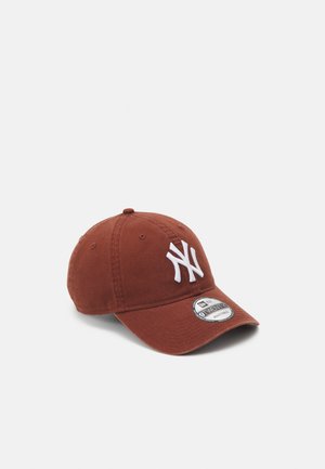 New Era Cappellino 9FORTY A-Frame Trucker New York Yankees League Essential Viola - Acquista online su Sportland New Era Cappellino 9FORTY A-Frame Trucker New York Yankees League Essential Viola - Acquista online su Sportland
